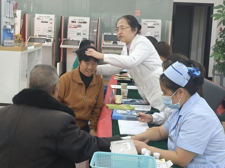 工行安順?lè)中袛y手平壩區(qū)三〇三醫(yī)院開(kāi)展愛(ài)心義診與健康咨詢活動(dòng)
